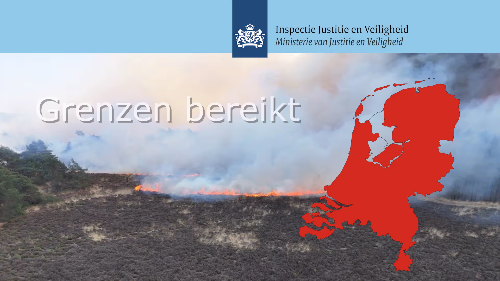 Vanuit de lucht gezien: natuurbrand op de hei met de tekst 'Grenzen bereikt' in beeld.