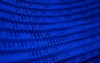 Digitale code op een scherm: enen en nullen.