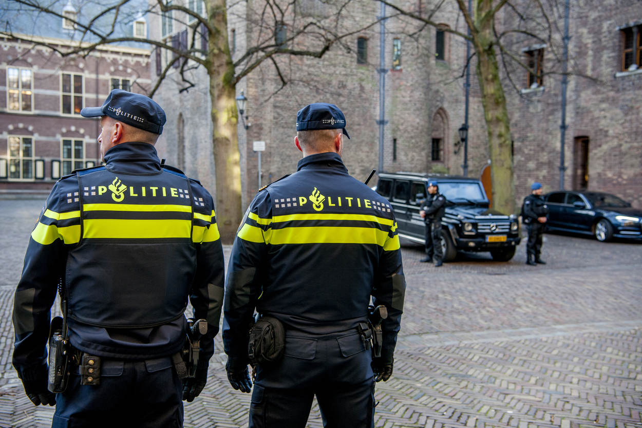 Politieagenten op het Binnenhof aan het werk