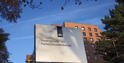 Buiten bewegwijzering Immigratie- en Naturalisatiedienst (IND) in Rijswijk