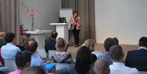 Gemeentesecretaris Irma Woestenberg van de gemeente 's-Hertogenbosch geeft een presentatie tijdens contactdag Rampenbestrijding en Crisisbeheersing 2015