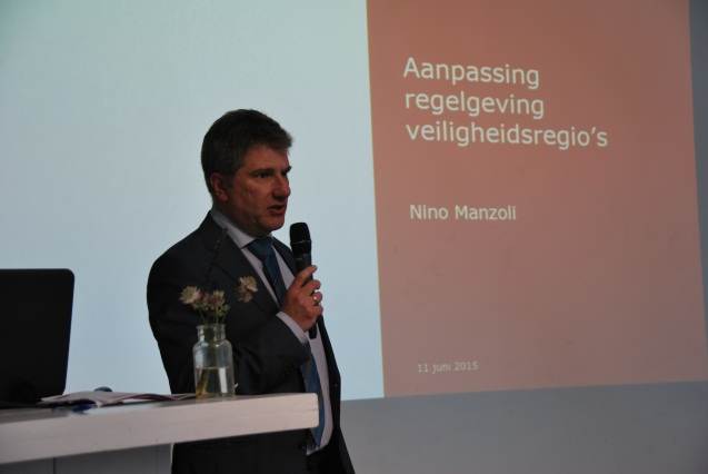 Presentatie Nino Manzoli, coördinerend beleidsmedewerker NCTV, geeft een presentatie tijdens contactdag Rampenbestrijding en Crisisbeheersing 2015