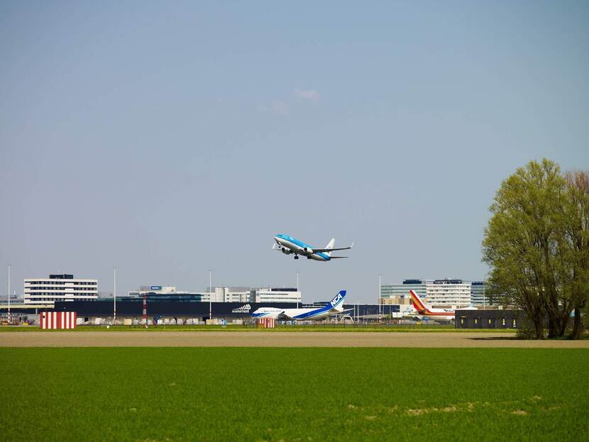 Vliegtuig stijgt op vanaf luchthaven Schiphol