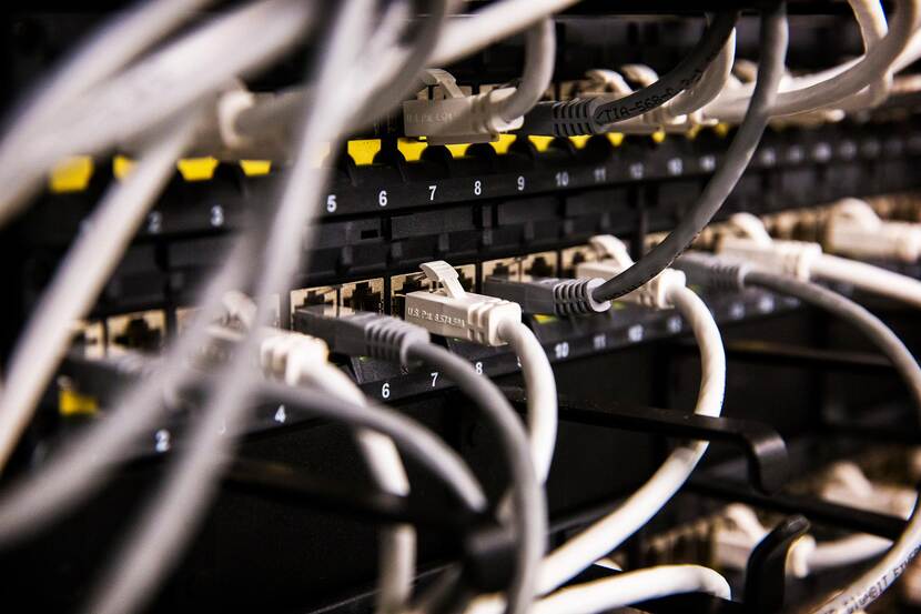 UTP netwerkkabels in een patchkast van een computerruimte