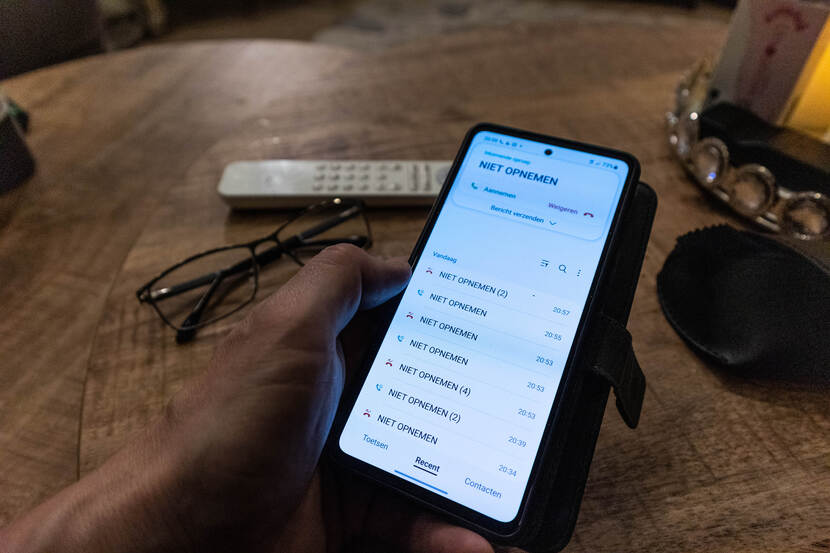 Een telefoon waarop te zien is dat er gebeld wordt door een contactpersoon die "niet opnemen" genoemd wordt. Ook worden meerdere gemiste oproepen van deze contactpersoon weergegeven.