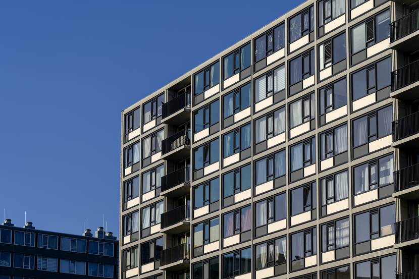 Flat in de Utrechtse wijk Overvecht Noord torent hoog de lucht in tegen een blauwe lucht.