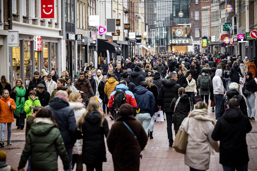 Mensen in een drukke winkelstraat in Eindhoven.