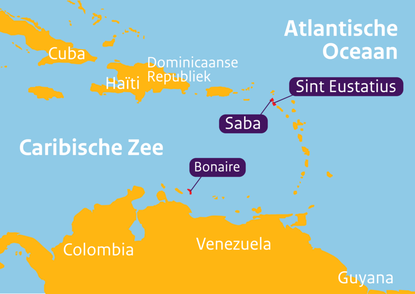 Landkaartje met daarop de Caribische Zee en de eilanden en landen die daar omheen liggen. Midden in de plattegrond links onder Bonaire, rechts schuin daarboven op de twee eilanden Saba en Sint-Eustatius, alle drie gemarkeerd door een titelbalkje met een pijltje er naar toe.