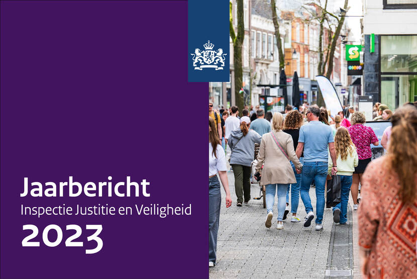 Paars vlak met daarin de tekst Jaarbericht Inspectie Justitie en Veiligheid. Daarnaast een foto uit een drukke winkelstraat. Mensen op de rug gezien. Onder andere een stel hand in hand, iemand met een fiets aan de hand.